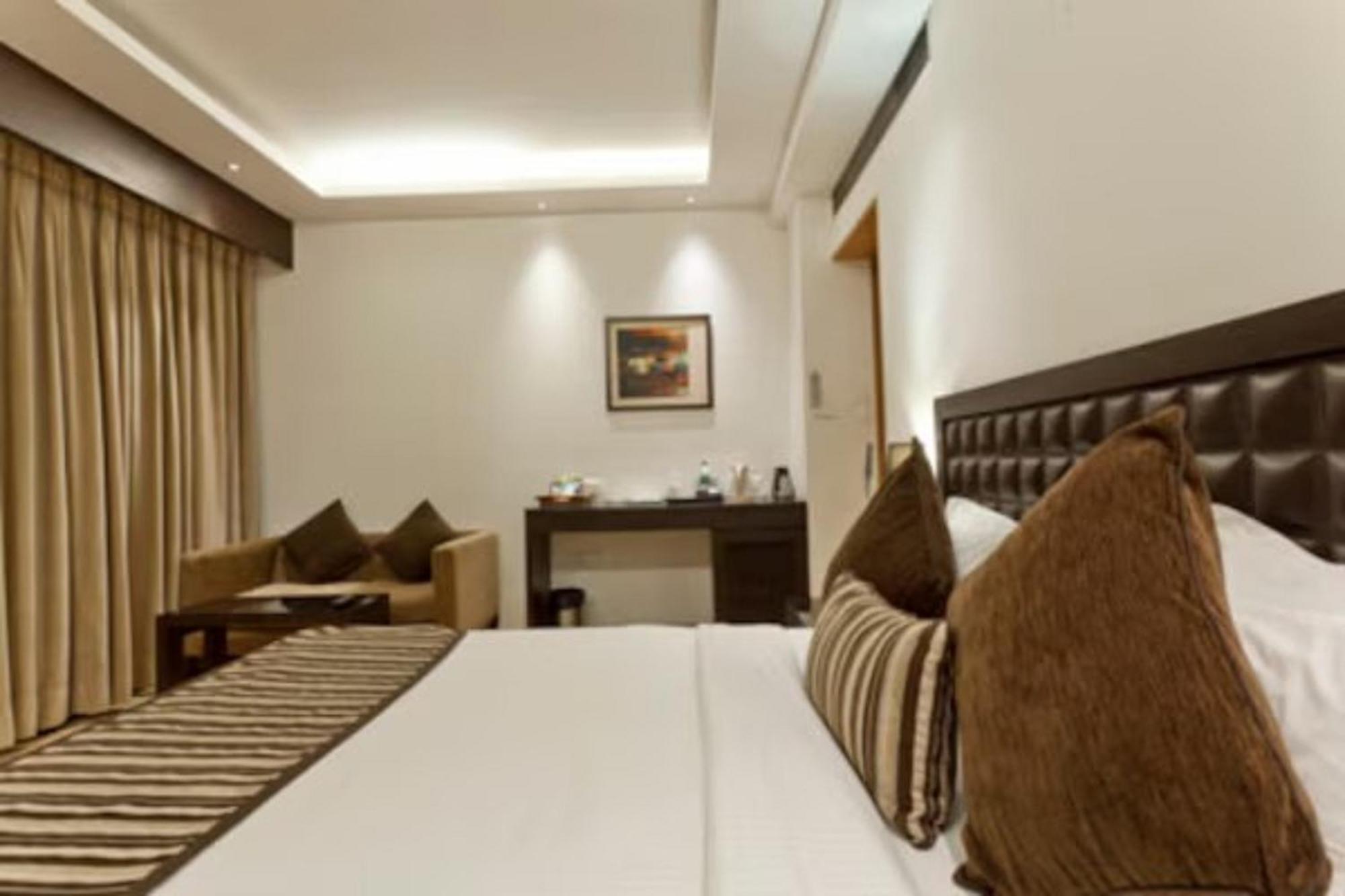 Hotel Saket 27 Neu-Delhi Exterior foto